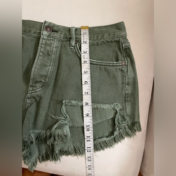 We The Free Sage Green Distressed Shorts Size 29 - Picture 12 of 12